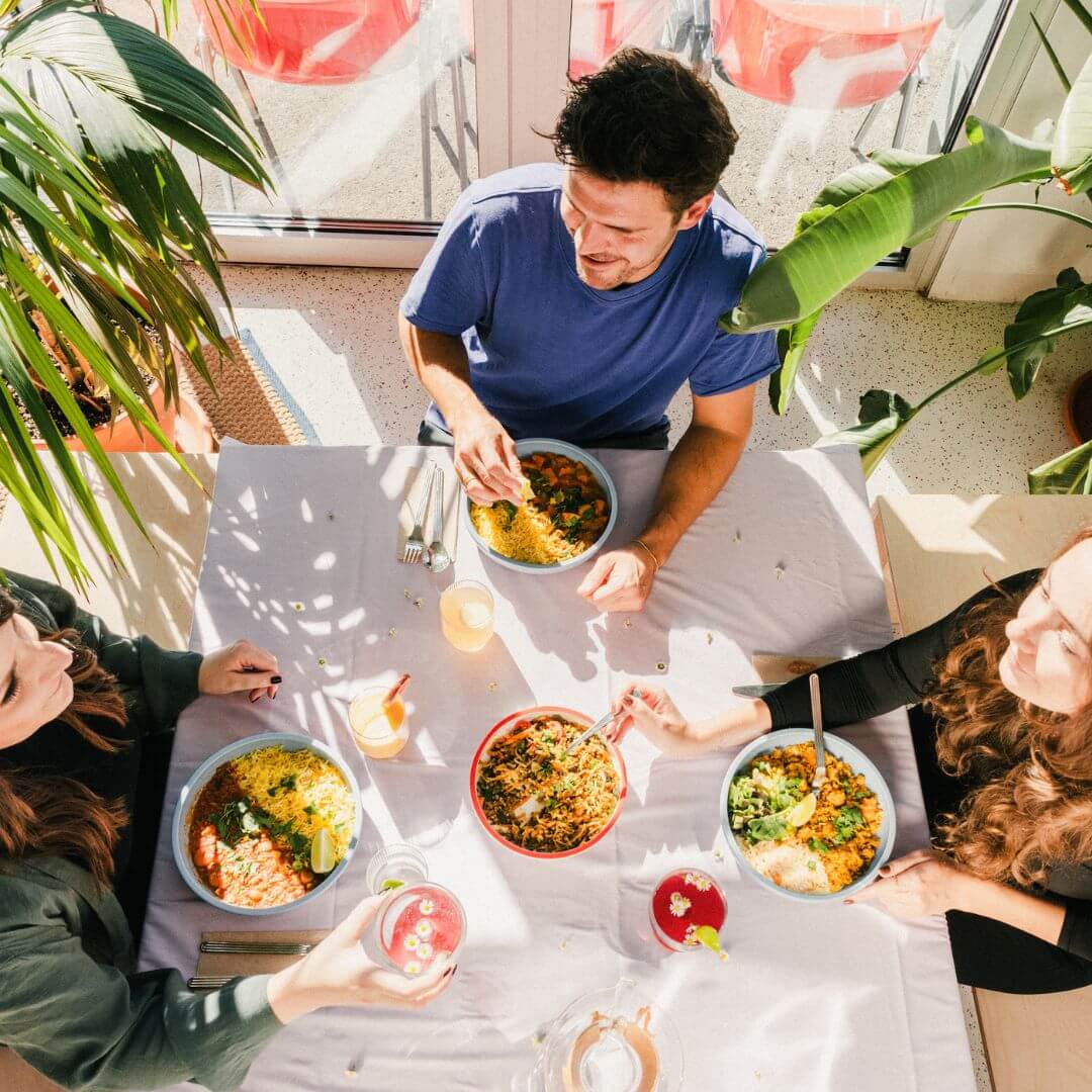 Kreative treffen sich und kommen beim Mittagessen ins Gespräch